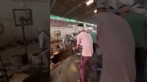 Магия творения: путь от безликого песка к хрустальному совершенству.