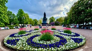 Екатерининский сквер в Санкт-Петербурге. Сирень и каштаны в цвету