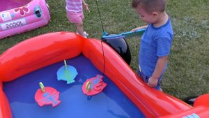 Диана и Рома Играем на улице в Игру РЫБАЛКА ДЛЯ ДЕТЕЙ