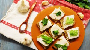 Бутерброды с соленым салом и хреном