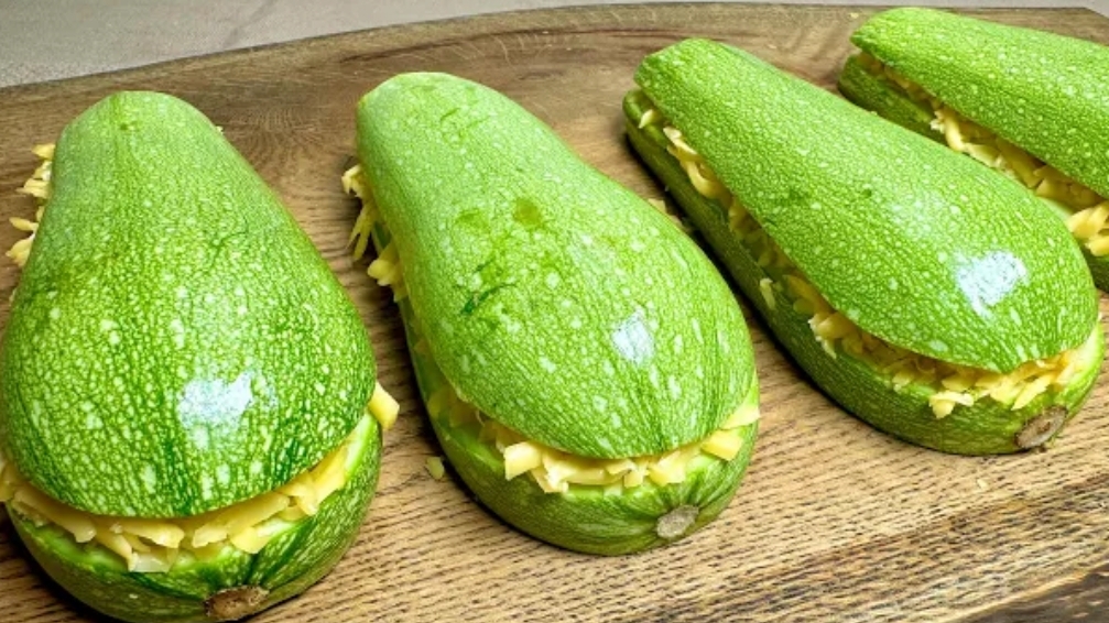 КАБАЧКИ с сырно-куриной грудкой внутри!  Самый простой и вкусный рецепт кабачков!