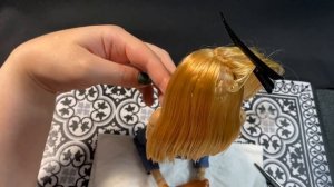 Как подстричь кукле волосы? Ровно подравнять длину.