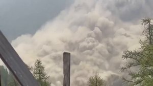 В Швейцарии из-за обрушения ледника произошёл оползень, который уничтожил целую альпийскую деревню.