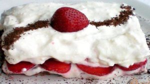 Творожное пирожное с кэробом и клубникой