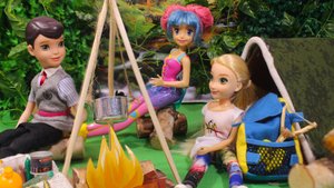 Маша и ее друзья в походе - задали странную домашку - Куклы Мама Барби