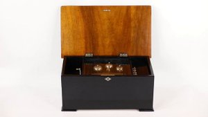 Музыкальная шкатулка с барабанным механизмом и колокольчиками. 19 век.