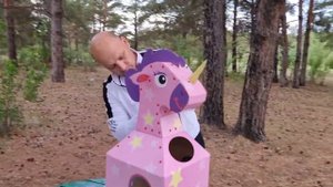 Кира и папа собирают  Единорожка из картона.