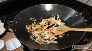 Жареный рис с креветками и овощами