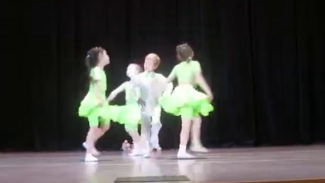 Отчетный концерт анс. " Фристаил". ДК Строитель ( 7). 2 июня 2019. Видео Ивана Клязьминского смотреть онлайн