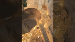 Советская чугунная батарея с воздухоотводчиком