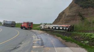 Более 1,5 тонны топлива вылилось из опрокинувшегося бензовоза на Сахалине