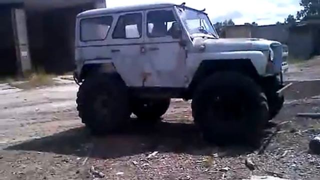 УАЗ НА БОЛЬШИХ КОЛЁСАХ ПО БРЕВНАМ