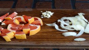 Курица запеченная с грейпфрутом и чесноком