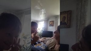 Кирилл угостил яблокам