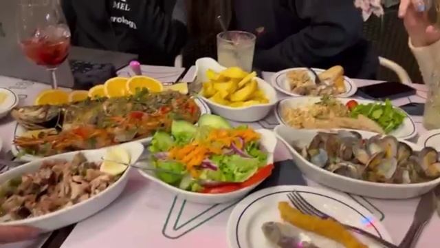 Наш ужин в одном из уличных ресторанов Лиссабона смотреть онлайн