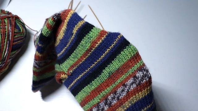 Какой красивый получается рисунок на носочках спицами смотреть онлайн