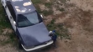 Дети ломают машину во дворе