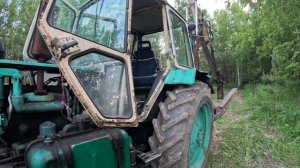 Работа трактора на болоте. Корчуем пни, выравниваем участок.