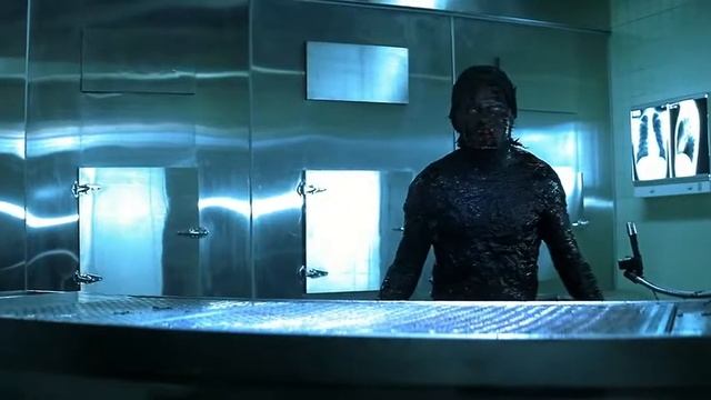 Блэйд (1998) Куинн нападает на врачей и сбегает из больницы. смотреть онлайн