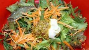 Теплый салат с курицей и макаронами фарфалле