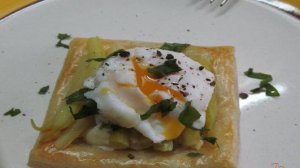 Тарталетки с фасолью и яйцом пашот