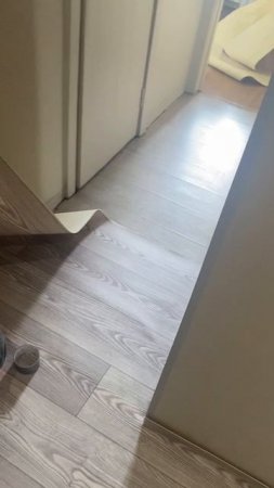 Укладываем линолеум в квартире для краткосрочной аренды в Петербурге. Посуточная аренда, ремонт.