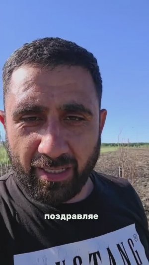 Руководитель садового центра «АртСад» Артур Эдвардович Асланян поздравляет с первыми посадками