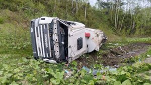Бензовоз с дизельным топливом опрокинулся в Сахалинской области