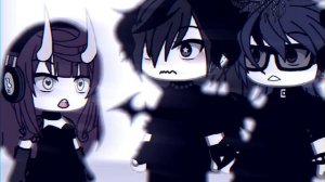 – А наша радость в розовых очках, живёт, в мире иллюзий