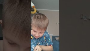 разрезаю фрукты
