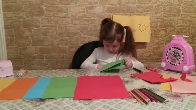 учимся вырезать сердечки, самый лёгкий способ.  Подписываемся на малышку Самию 😻