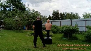 Отработка ударов ротанговой палкой на макиваре в деревне (5)