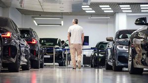 Продажи премиальных авто в России упали на 35%