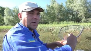 Рыбалка на реке.  Ловля карасей на поплавок с лодки.My fishing