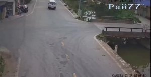 Реакция помогла мотоциклисту не угодить в пруд