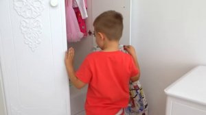 Диана и Рома Диана и забавный кот завтракают и играют