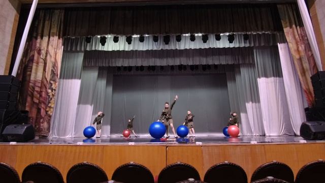 Акробаты на мячах Эх путь дорожка Цирковая образцовая студия Чарли Вятские Поляны Кировская обл.