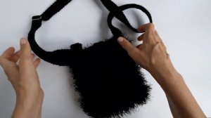 Маленькая вязаная спицами и крючком сумка черного цвета из пряжи травка ручной работы, через плечо