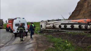 На Сахалине опрокинулся бензовоз