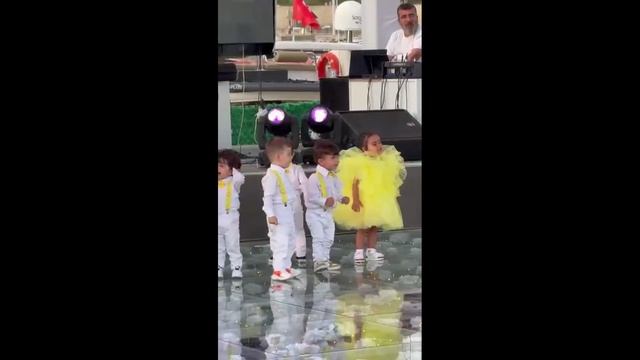 Выпускной в детском саду. Турция. Выступает младшая группа. смотреть онлайн