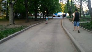 Гонки на машинках на пульте управления.Racing cars on the remote c