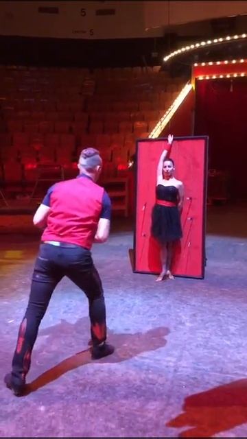 Метание ножей в цирке. Фрагмент репетиции. смотреть онлайн