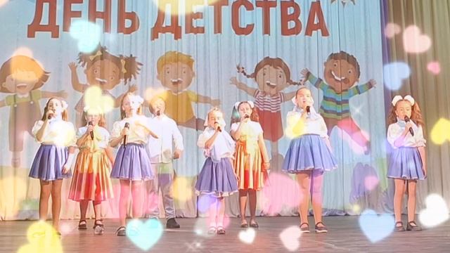 Песню «Светит солнышко» исполняет группа «Карнавал».