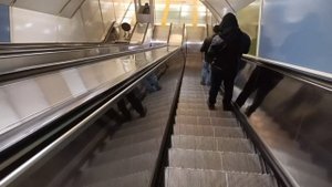 Грузия, г.Тбилиси. Спуск на эскалаторе в метро.