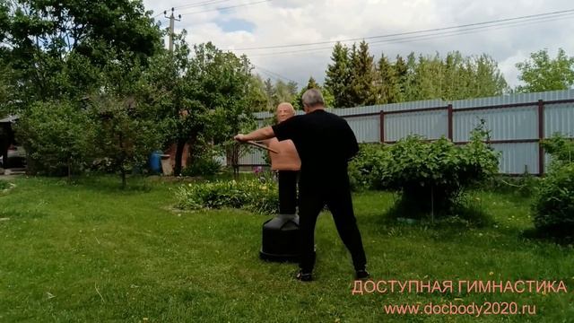 Отработка ударов ротанговой палкой на макиваре в деревне (6)