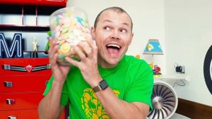 Мистер Макс Макс следит за питанием папы и Кати