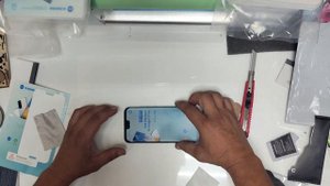 Видео инструкция. Как наклеить защитную пленку на смартфон.