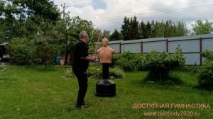 Отработка ударов ротанговой палкой на макиваре в деревне (10)