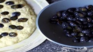 Фокачча с виноградом и розмарином