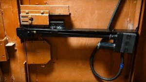 Актуатор от спутниковых антенн вместо электро замка в гараже.